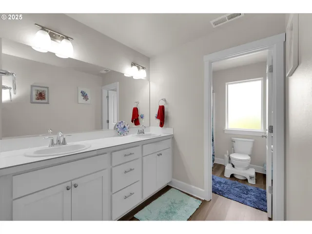 a en suite bathroom with a sink and a mirror