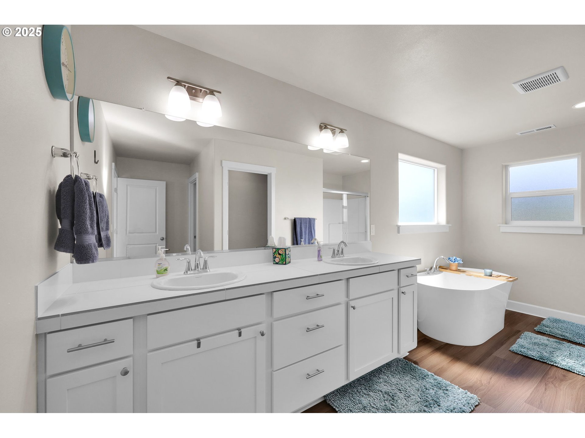 580 South 10th Street Monroe, OR 97456 - Photo 40 of 45 a bathroom with a double vanity sink mirror and bathtub