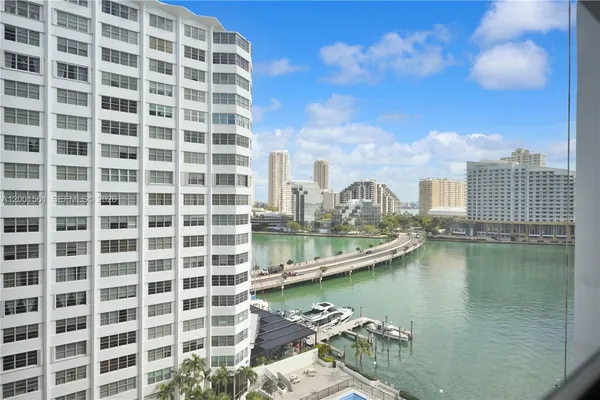$3,200 | 905 Brickell Bay Drive, Unit 1121, Miami, FL 33131