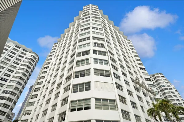 $3,200 | 905 Brickell Bay Drive, Unit 1121, Miami, FL 33131