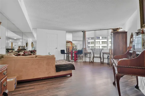 $3,200 | 905 Brickell Bay Drive, Unit 1121, Miami, FL 33131
