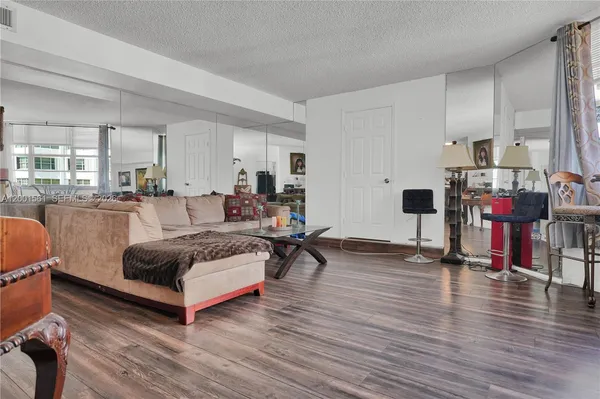 $3,200 | 905 Brickell Bay Drive, Unit 1121, Miami, FL 33131