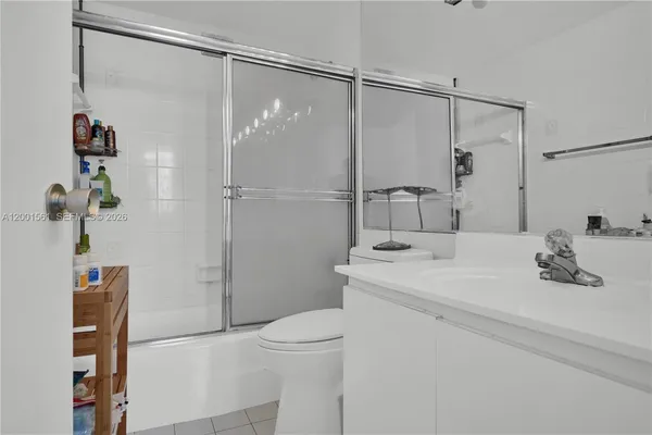 $3,200 | 905 Brickell Bay Drive, Unit 1121, Miami, FL 33131