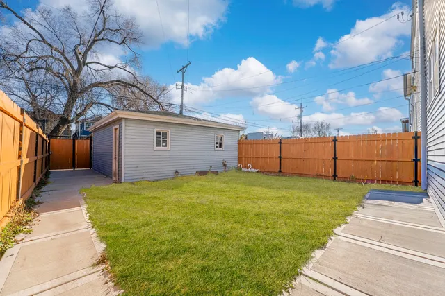 a view of a backyard