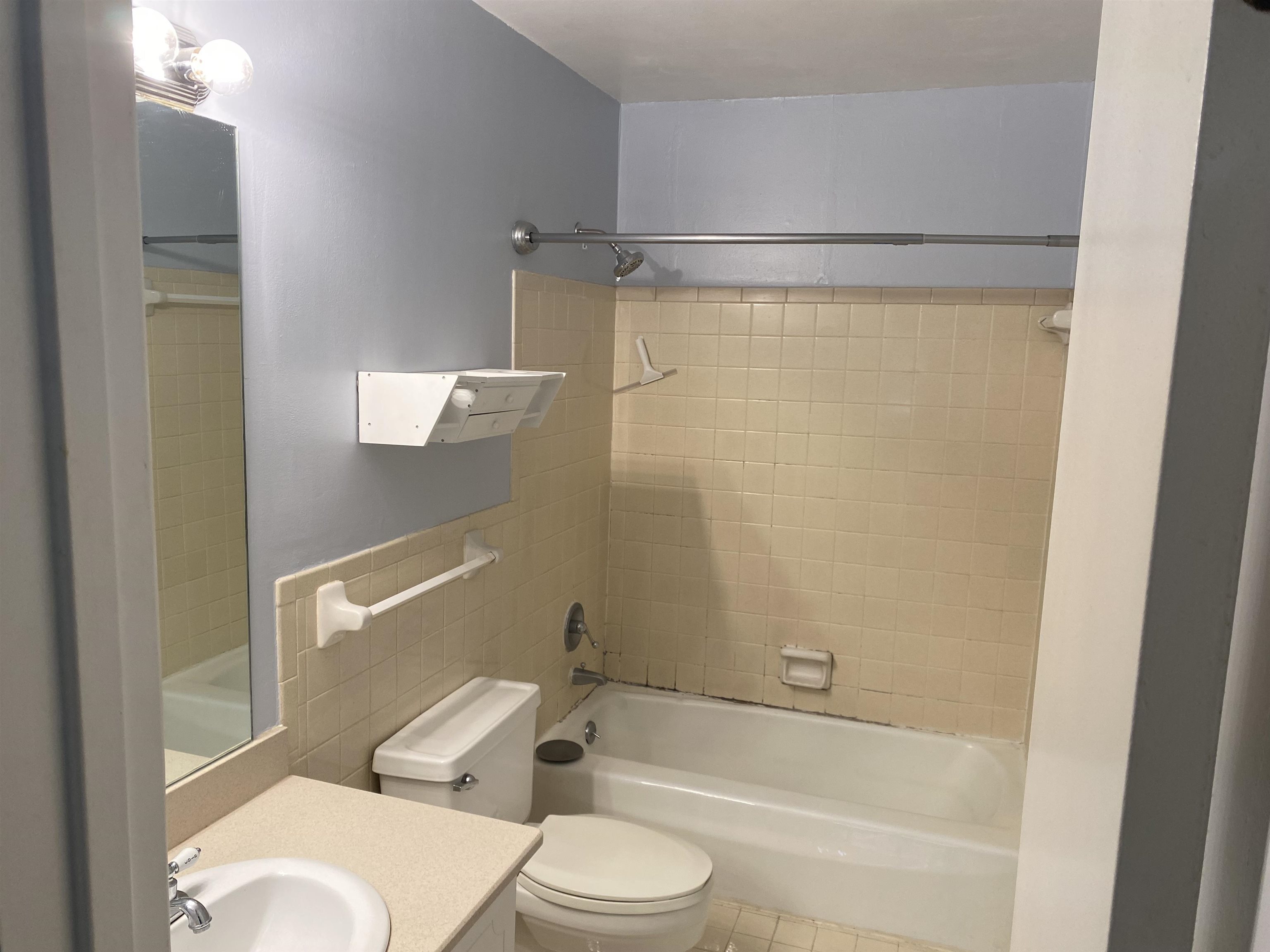 5696 Quince Road, Unit 7 Memphis, TN 38119 - Photo 4 of 15 a bathroom with a toilet and a shower