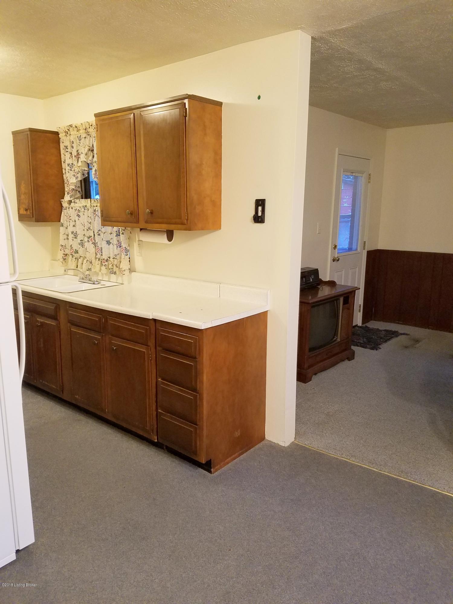 314 East Blue Jay Road Louisville, KY 40229 - Photo 4 of 15 20180227_182254
