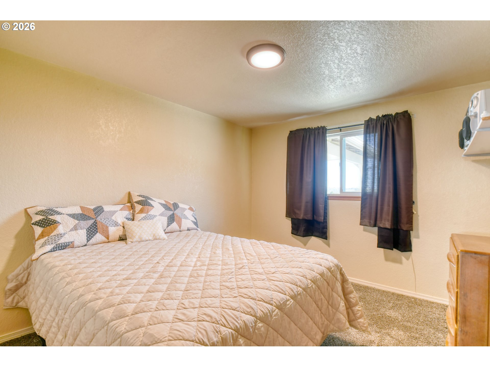 1107 Southwest 23rd Street Pendleton, OR 97801 - Photo 25 of 42 a bedroom with a bed and a lamp