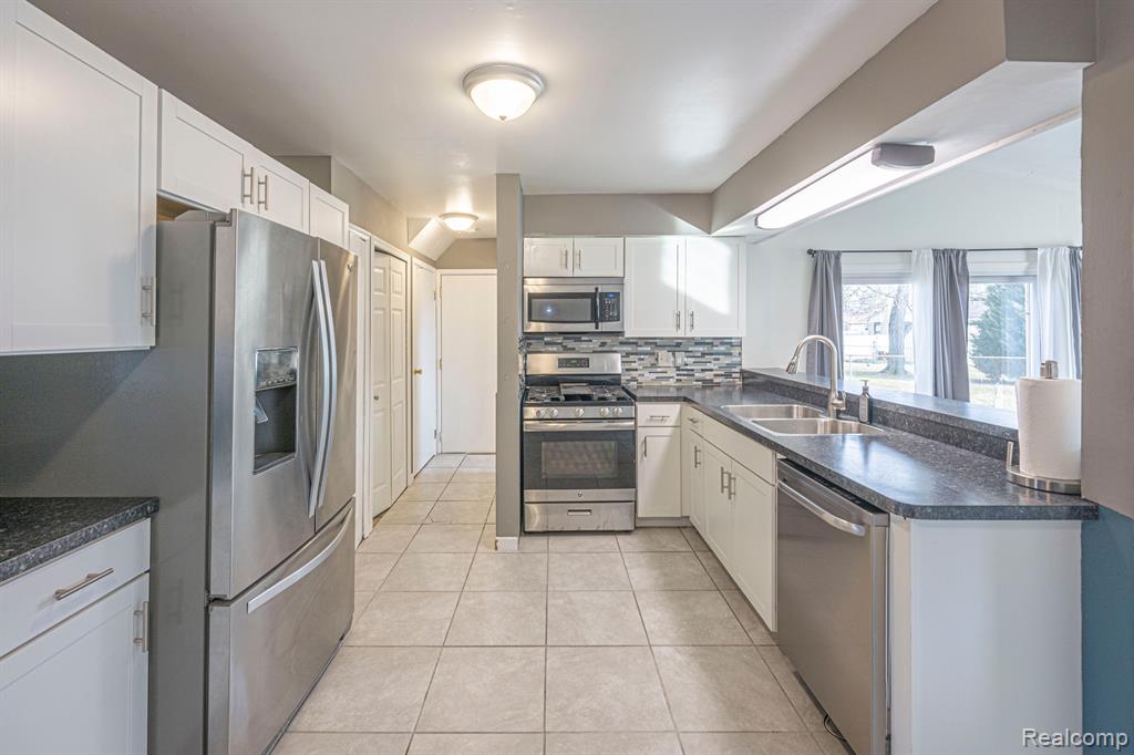 22257 Derby Road Woodhaven, MI 48183 - Photo 8 of 23
