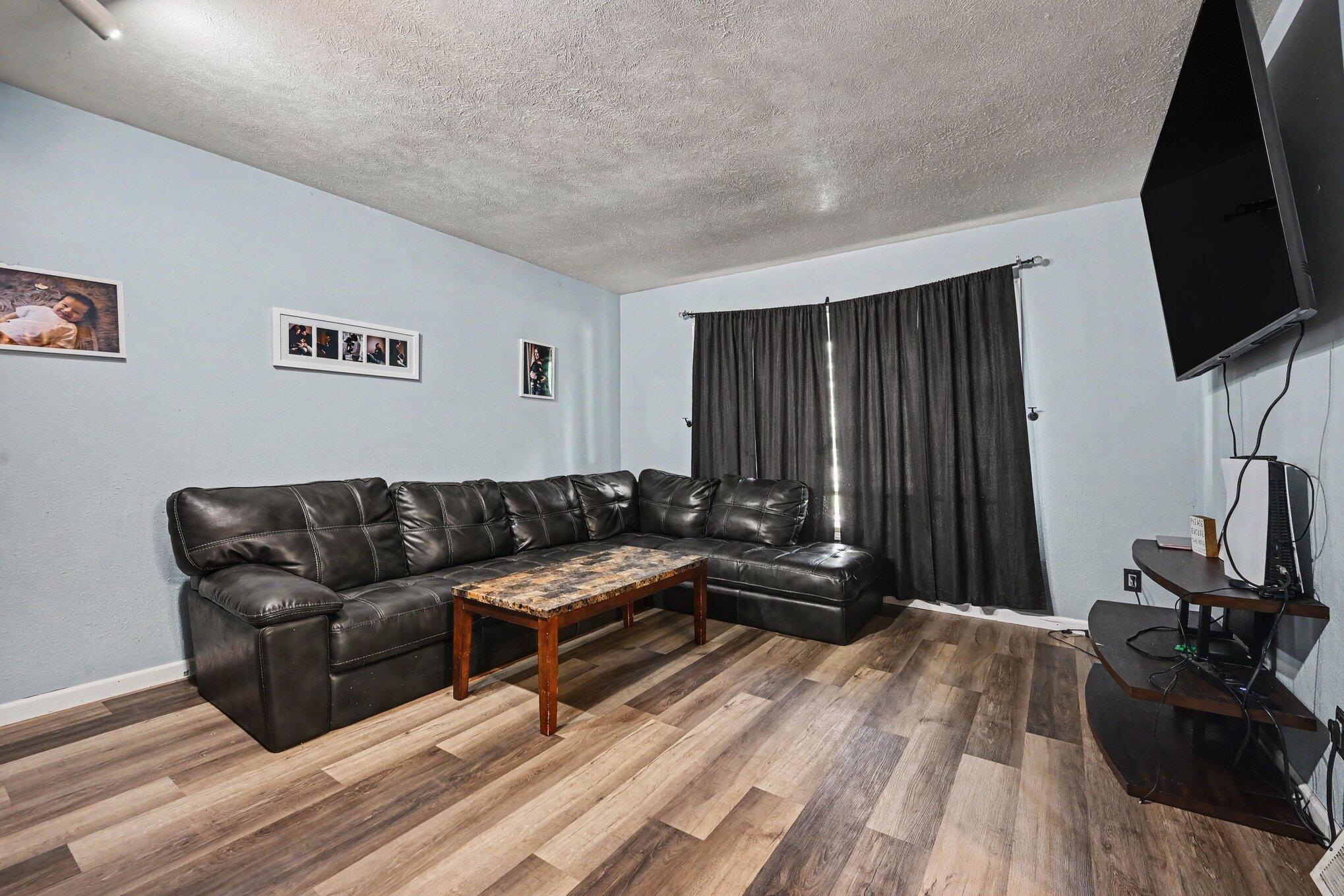 402 West Broadway Street Three Rivers, MI 49093 - Photo 4 of 27 004_file_5942