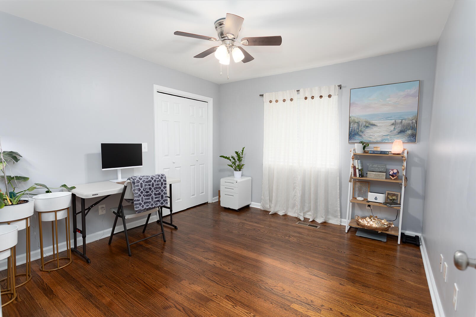 8903 Bay View Drive Chattanooga, TN 37416 - Photo 13 of 25 a living room with furniture and wooden floor