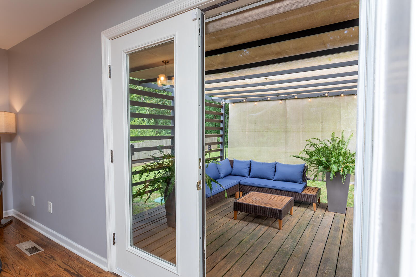8903 Bay View Drive Chattanooga, TN 37416 - Photo 20 of 25 a living room with furniture and a potted plant