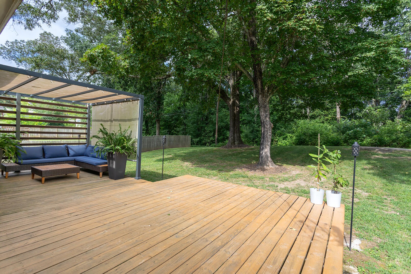 8903 Bay View Drive Chattanooga, TN 37416 - Photo 24 of 25 a view of backyard with a table and chairs under an umbrella with wooden floor