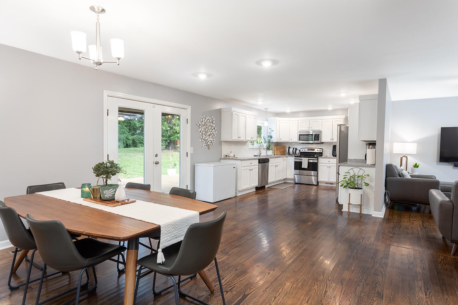 8903 Bay View Drive Chattanooga, TN 37416 - Photo 10 of 25 a view of a dining room with furniture and wooden floor