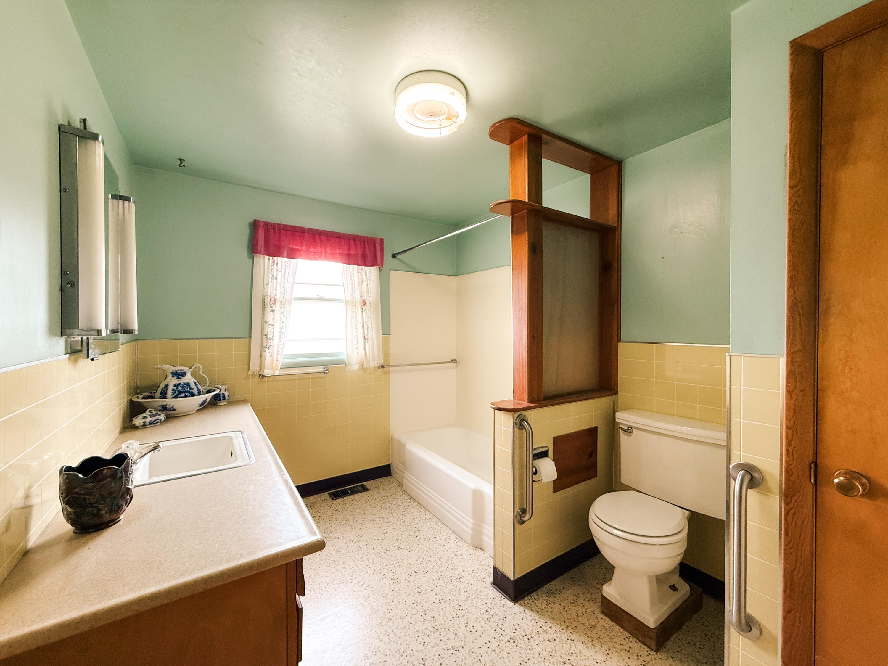 1205 Big Goose Road Sheridan, WY 82801 - Photo 19 of 48 15Primary Bathroom