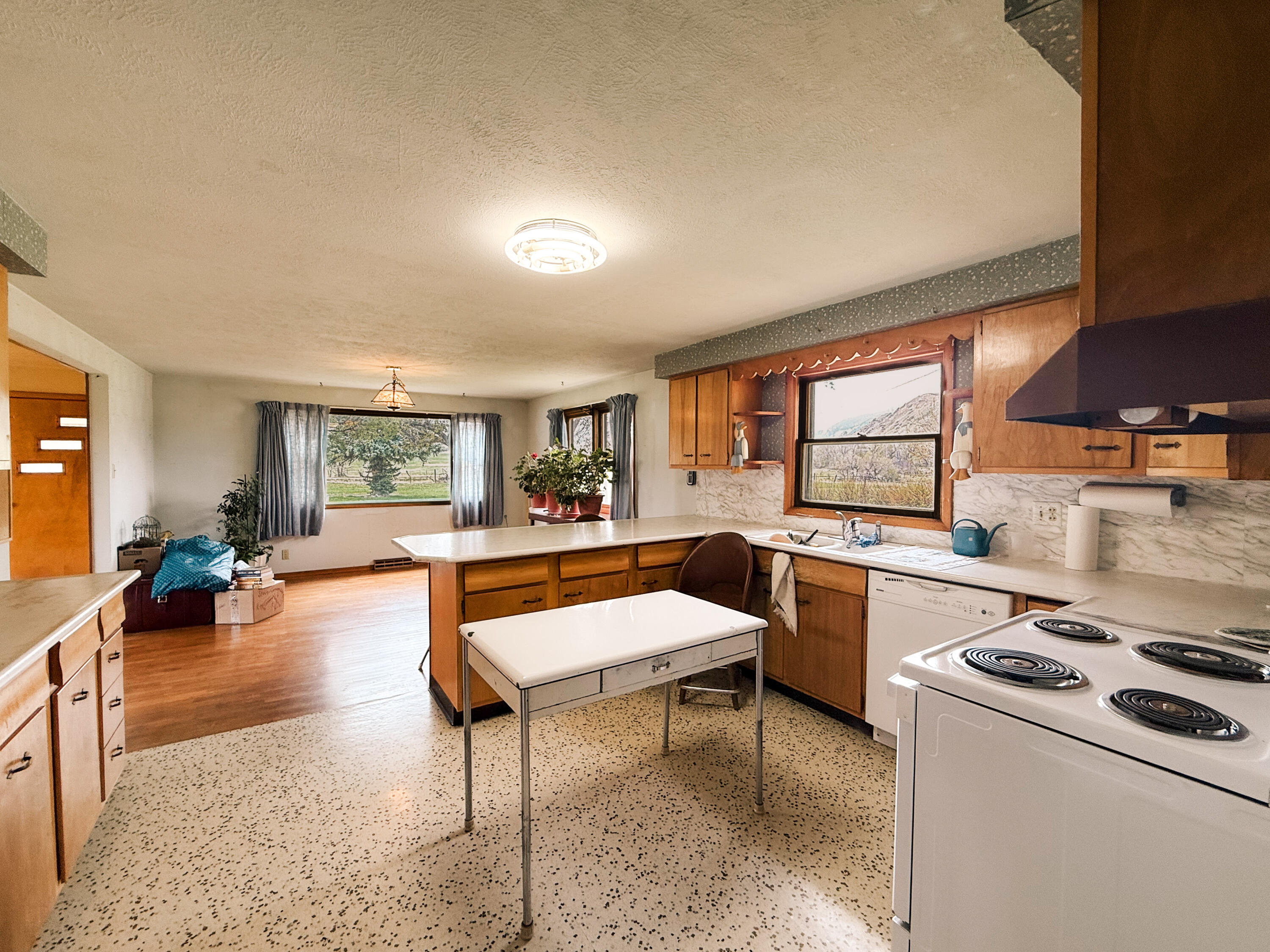 1205 Big Goose Road Sheridan, WY 82801 - Photo 9 of 48 5Kitchen