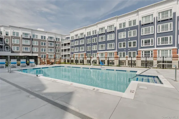 $4,950 | 75 East Hoffman Avenue, Unit 2013, Lindenhurst, NY 11757