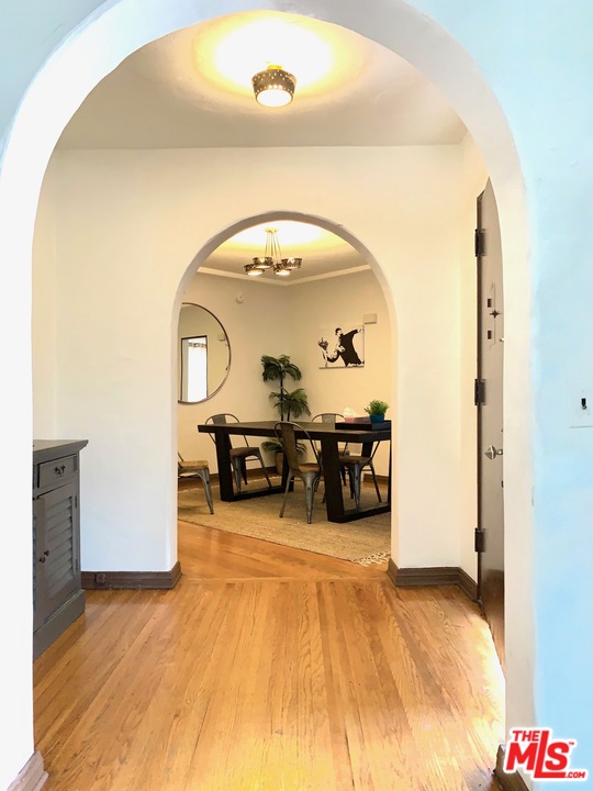 363 North Kings Road Los Angeles, CA 90048 - Photo 5 of 9 an entryway with furniture and a mirror