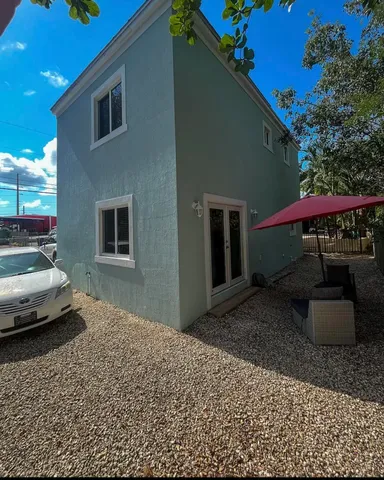 a view of a back yard