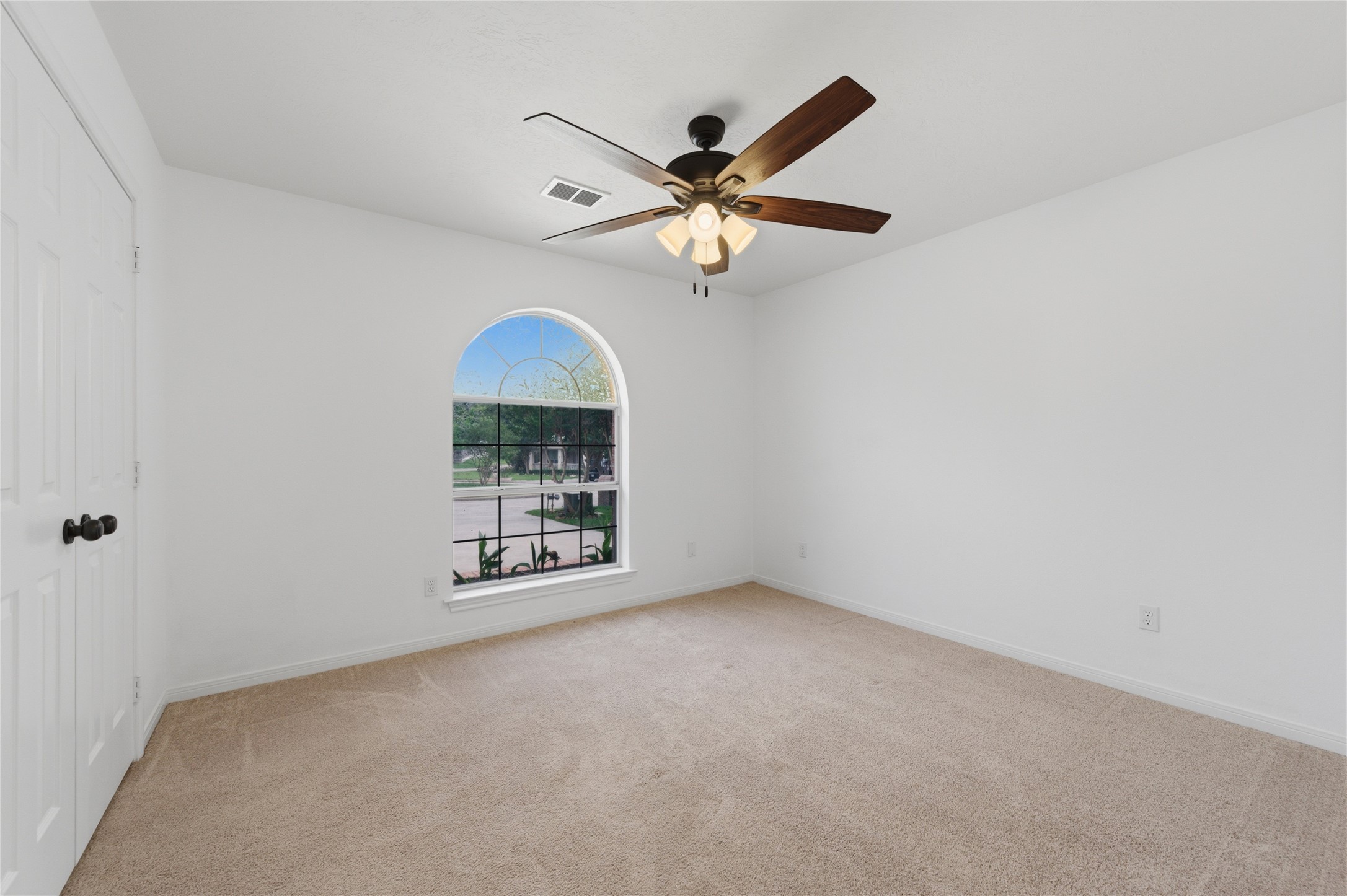 107 Forest Court Conroe, TX 77356 - Photo 22 of 33 Secondary bedroom (2)
