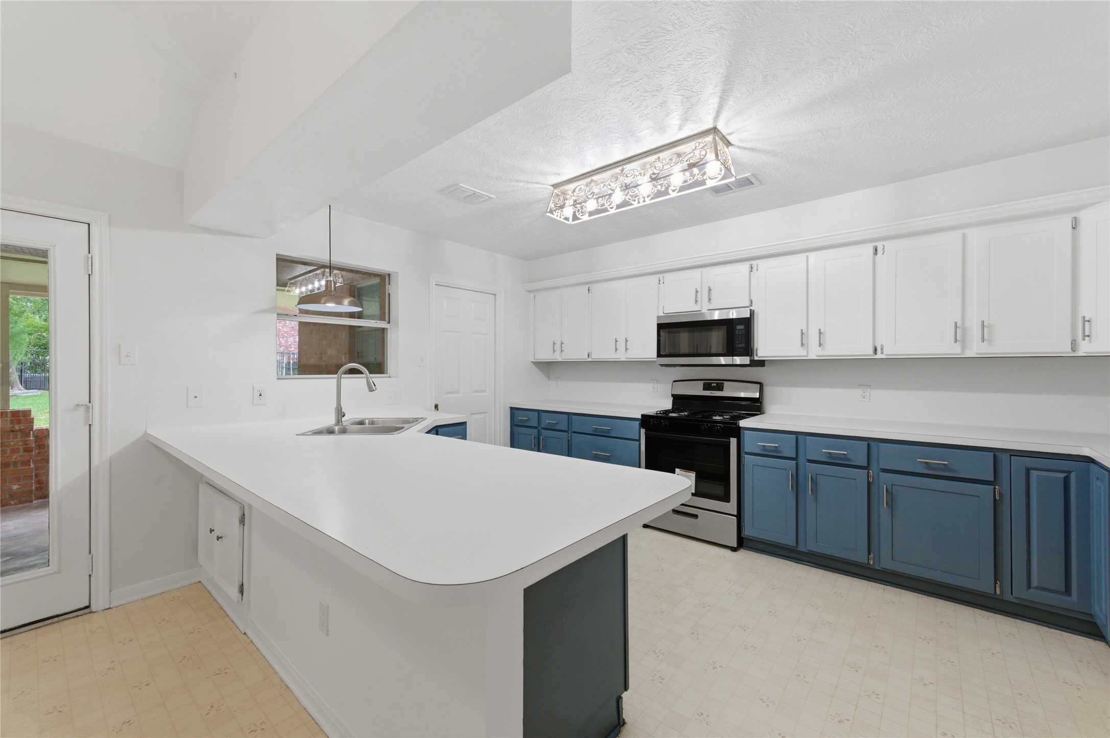 107 Forest Court Conroe, TX 77356 - Photo 6 of 33 Large kitchen with new appliances