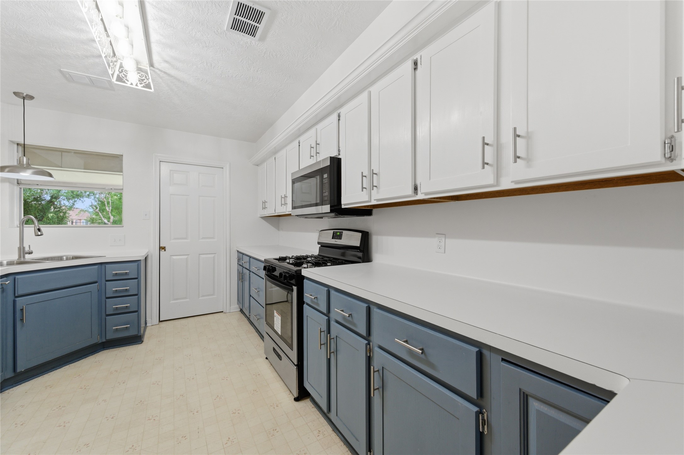 107 Forest Court Conroe, TX 77356 - Photo 8 of 33 Kitchen view