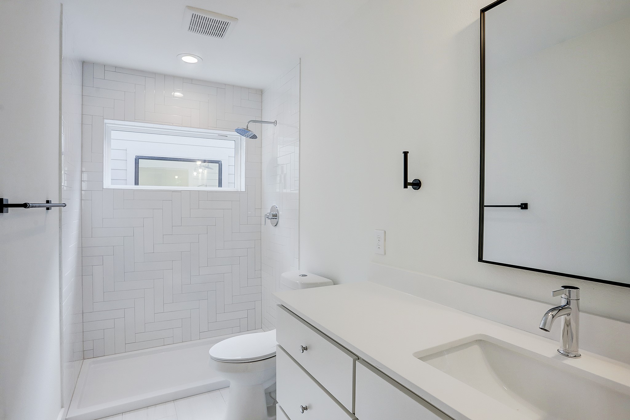7407 Rusk Street, Unit A Houston, TX 77011 - Photo 14 of 24 Secondary bathroom with tub/shower combo.