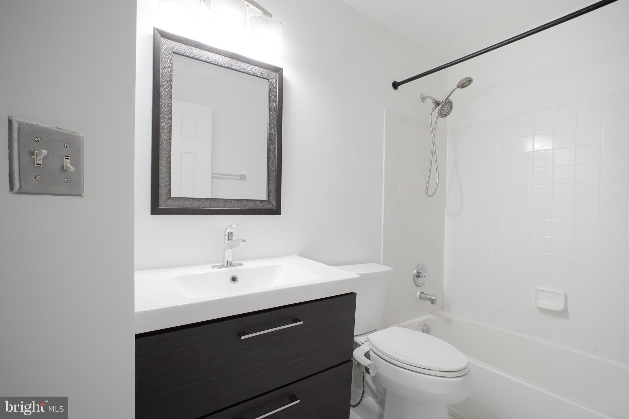 46675 Cavendish Square Sterling, VA 20165 - Photo 27 of 35 3rd Floor Hall bath