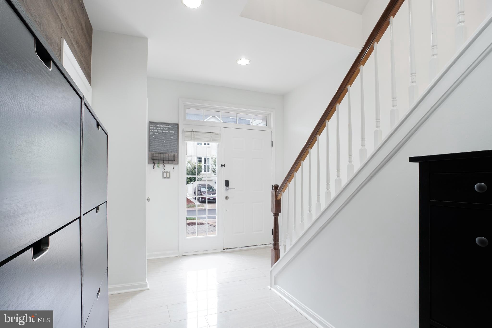 46675 Cavendish Square Sterling, VA 20165 - Photo 5 of 35 1st Floor Foyer