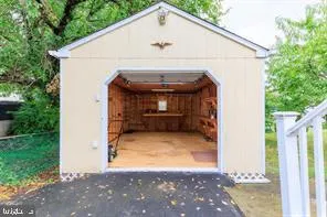 a view of a house with backyard and garden