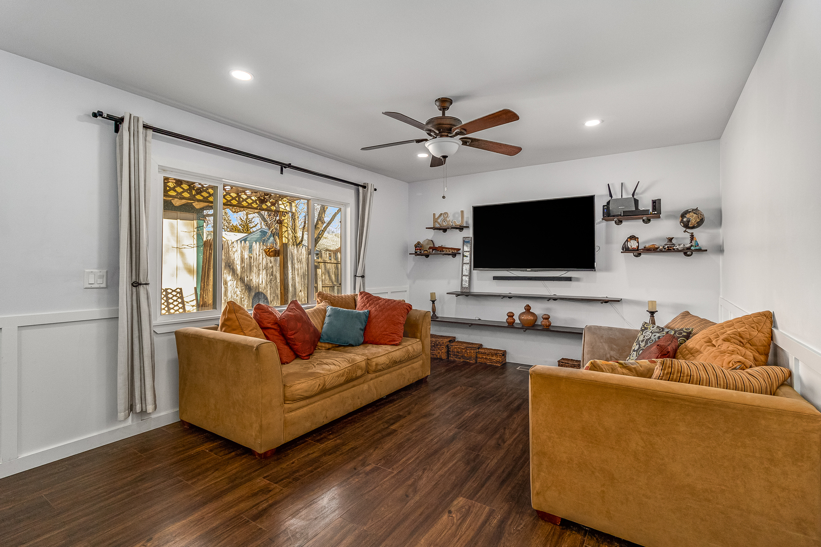 7 Winrock Road Montgomery, IL 60538 - Photo 4 of 24 a living room with furniture and a flat screen tv
