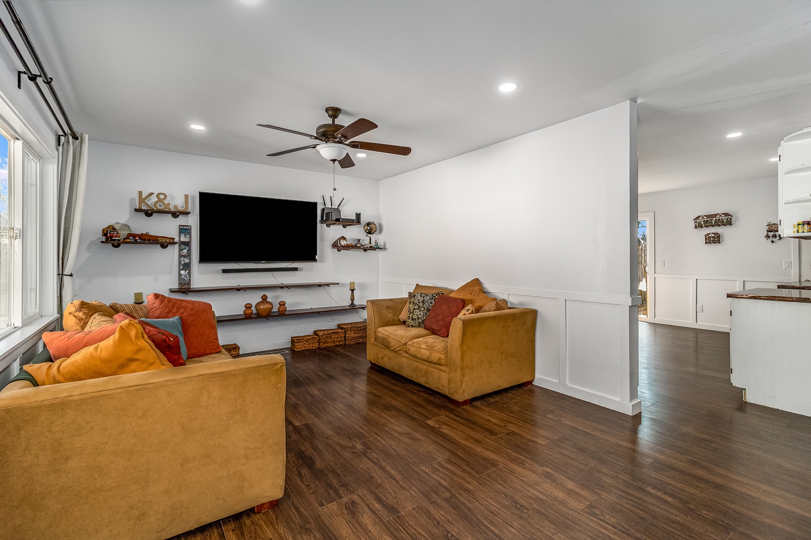 7 Winrock Road Montgomery, IL 60538 - Photo 5 of 24 a living room with furniture and a flat screen tv