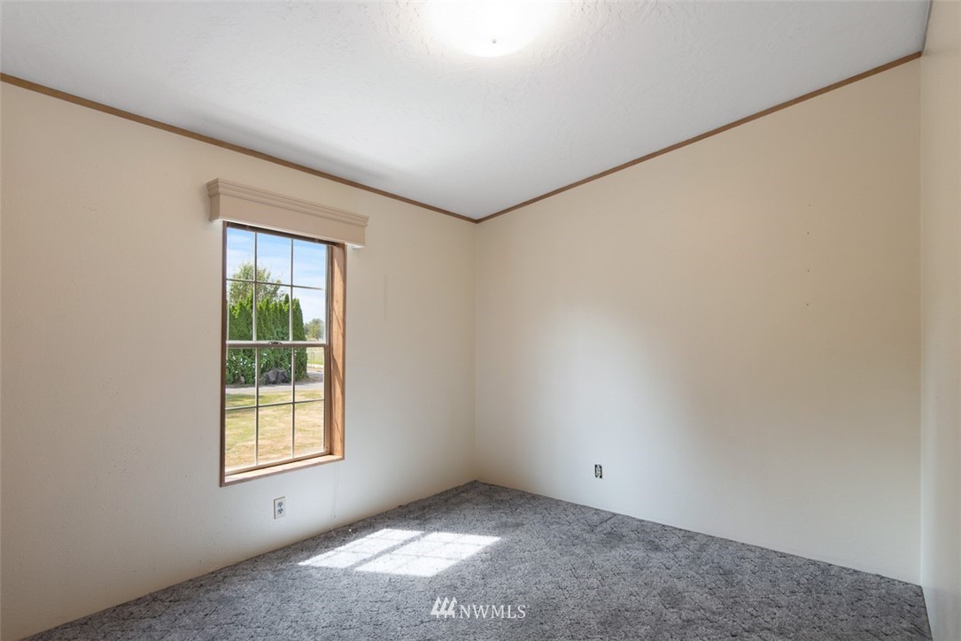 17855 Bennett Road Mount Vernon, WA 98273 - Photo 20 of 40 an empty room with a window