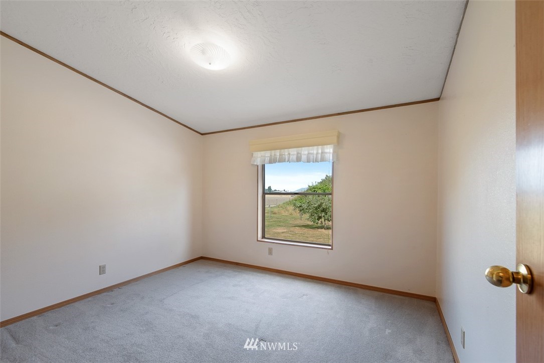 17855 Bennett Road Mount Vernon, WA 98273 - Photo 22 of 40 an empty room with windows