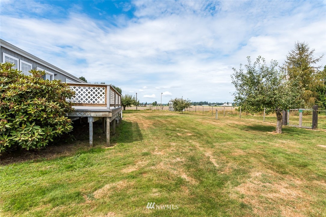 17855 Bennett Road Mount Vernon, WA 98273 - Photo 31 of 40 a balcony with outdoor seating and trees