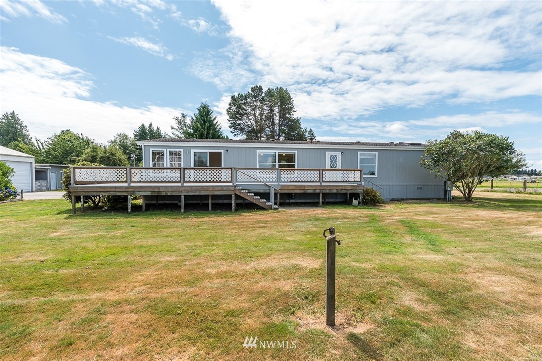 17855 Bennett Road Mount Vernon, WA 98273 - Photo 33 of 40 a view of a swimming pool with a lawn chairs