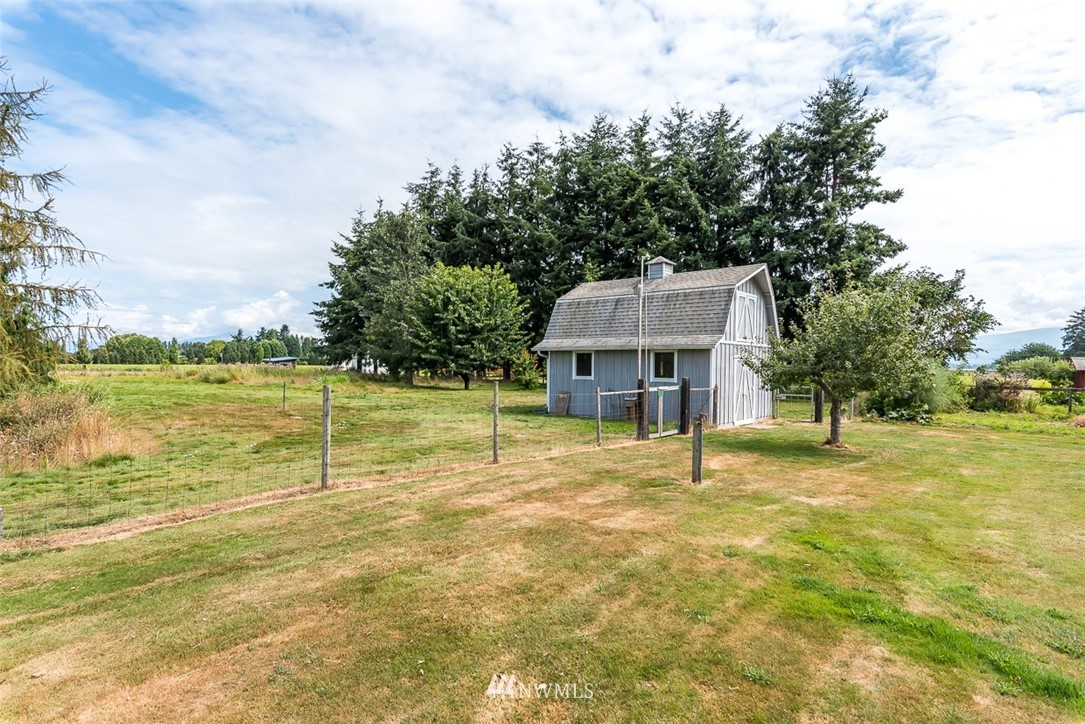 17855 Bennett Road Mount Vernon, WA 98273 - Photo 34 of 40 a swimming pool with trees in front of it