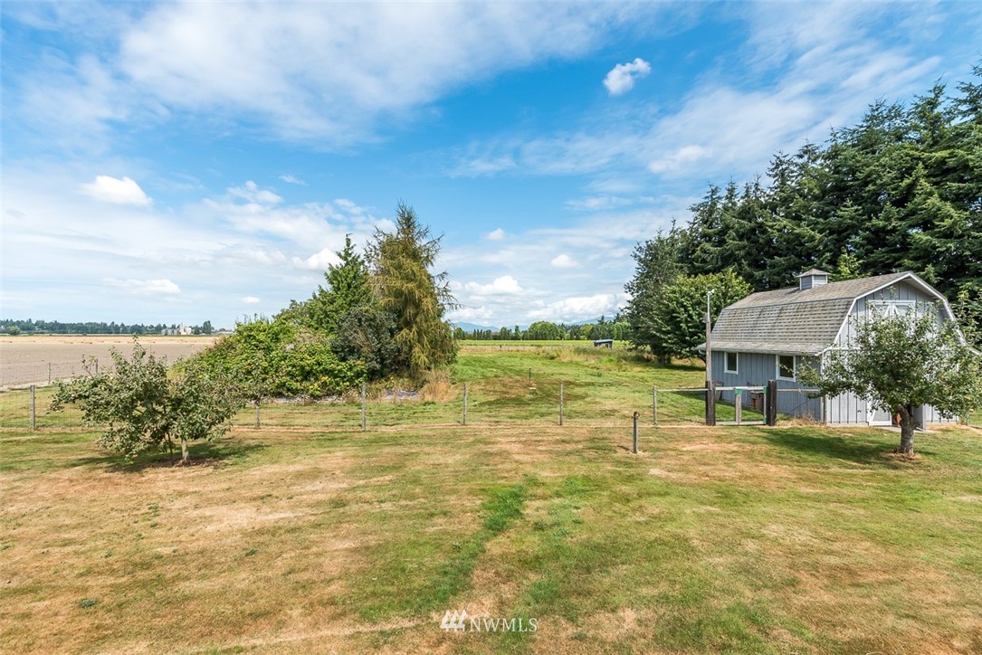 17855 Bennett Road Mount Vernon, WA 98273 - Photo 35 of 40 a swimming pool with trees in the background