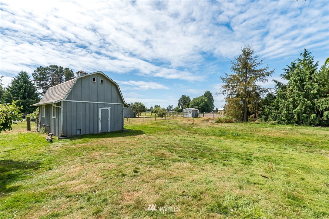 17855 Bennett Road Mount Vernon, WA 98273 - Photo 37 of 40 a backyard of a house with lots of green space