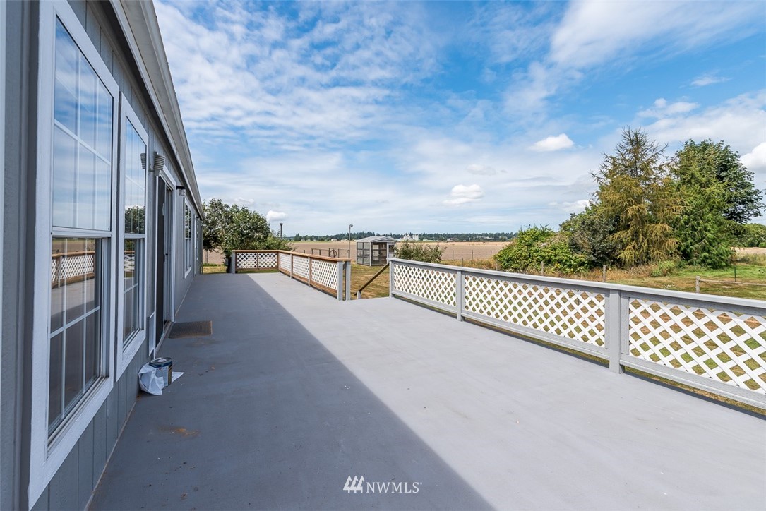 17855 Bennett Road Mount Vernon, WA 98273 - Photo 9 of 40 a view of balcony with city view