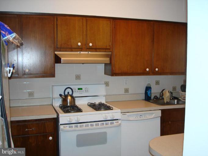 4401 Roland Avenue, Unit 607 Baltimore, MD 21210 - Photo 7 of 16 a utility room with sink dryer and washer