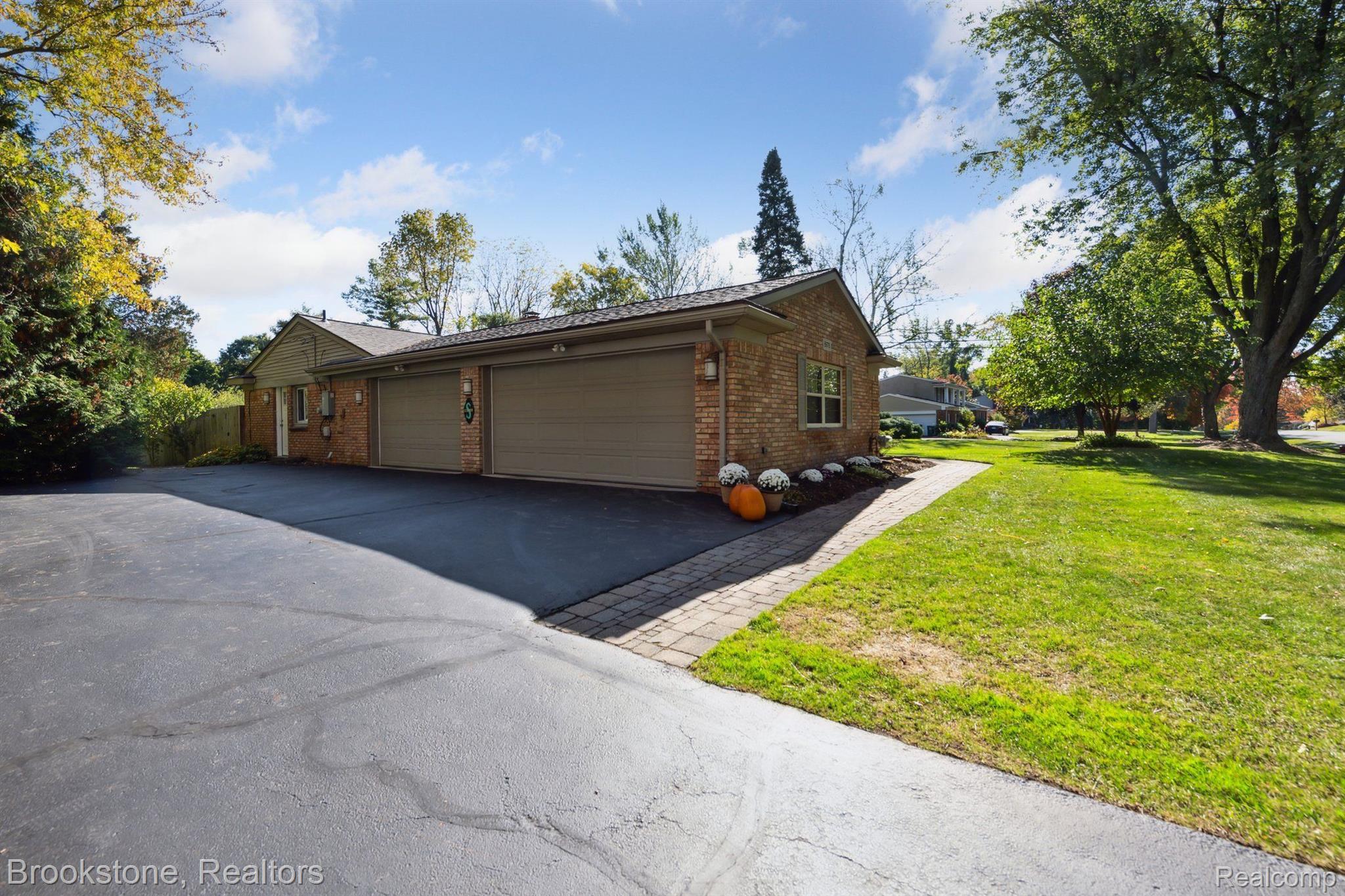 6978 Dublin Fair Road Troy, MI 48098 - Photo 4 of 42 Gallery Image 4