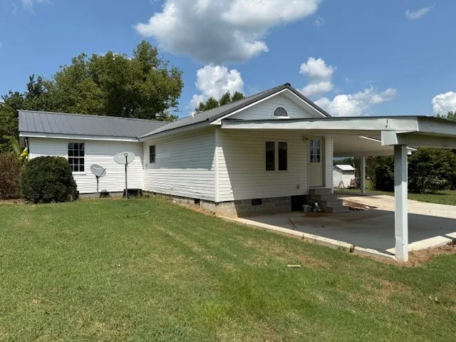 a view of a house with backyard and garden