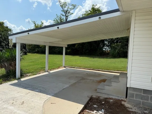 a view of a backyard