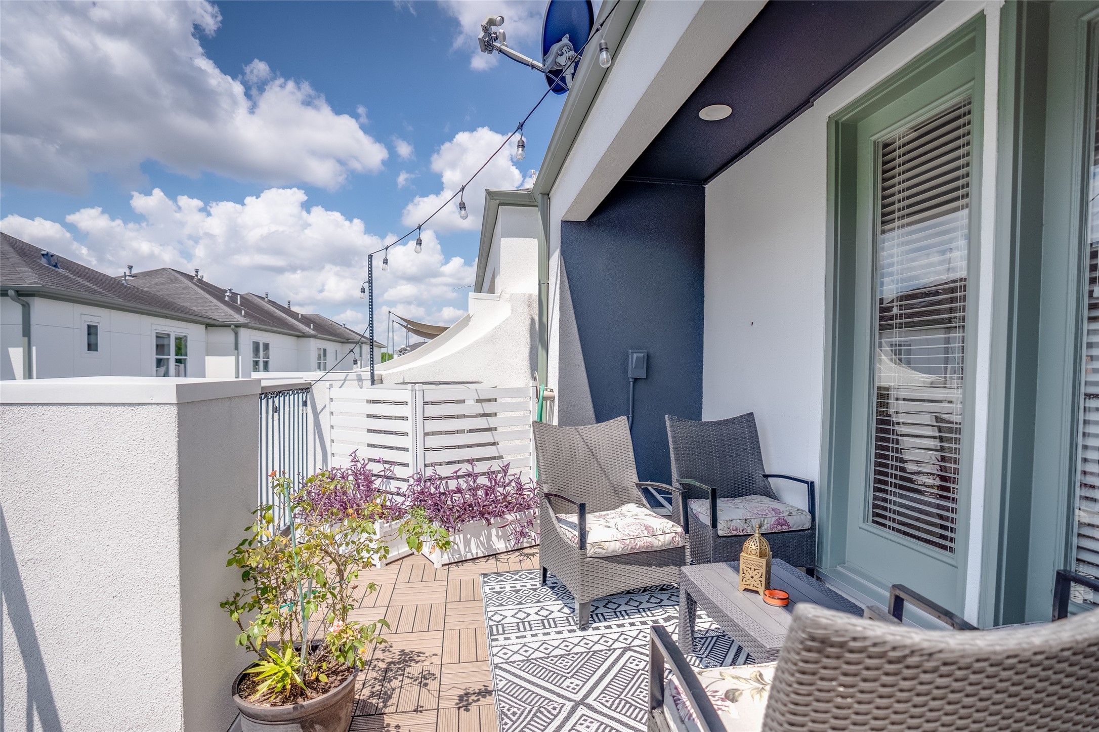 1102 Thompson Street Houston, TX 77007 - Photo 34 of 35 a outdoor space with patio couch and chairs