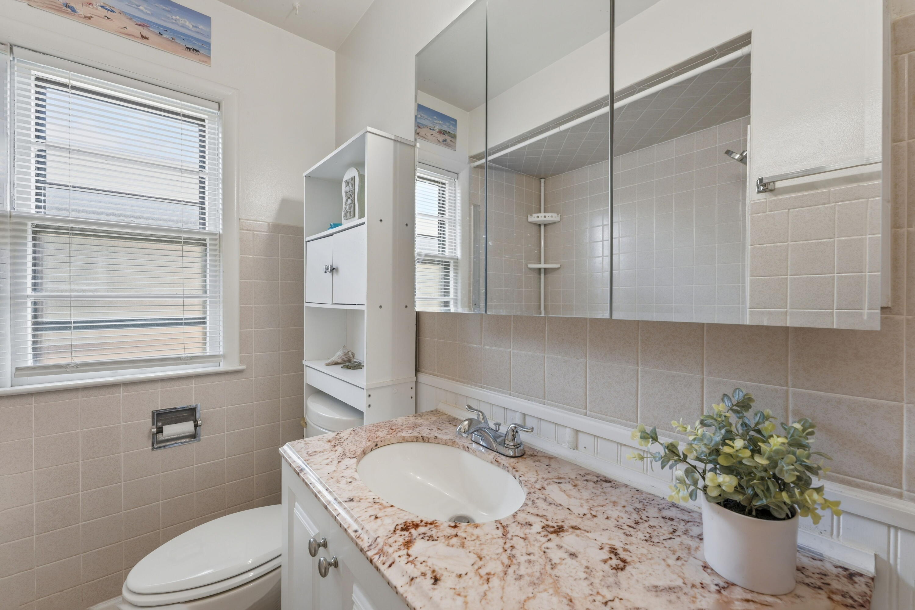 2621 Gilson Street Racine, WI 53403 - Photo 10 of 18 Bathroom