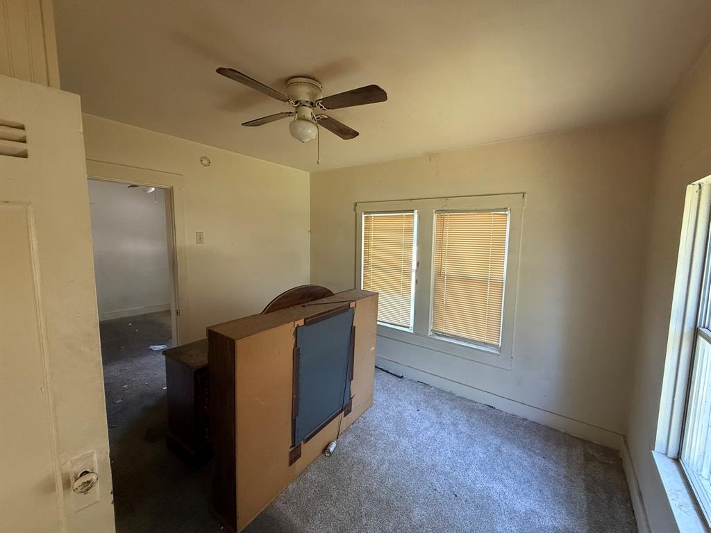 1724 McFerrin Avenue Waco, TX 76708 - Photo 8 of 11 an empty room with windows and closet