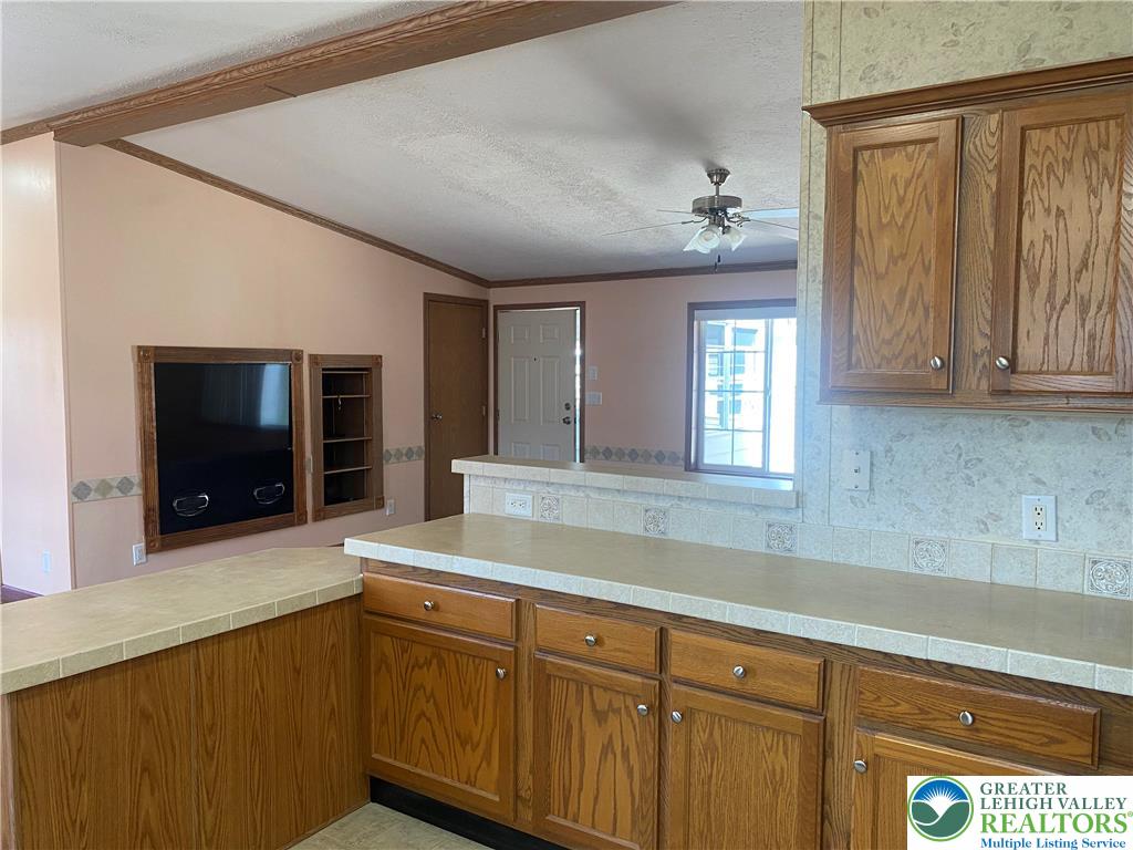 82 Pheasant Drive Kutztown, PA 19530 - Photo 11 of 32 a spacious bathroom with a sink a mirror and a bathtub