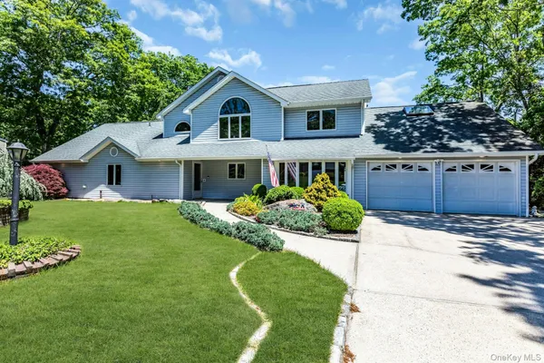 $899,999 | 23 Campus Lane, Ronkonkoma, NY 11779