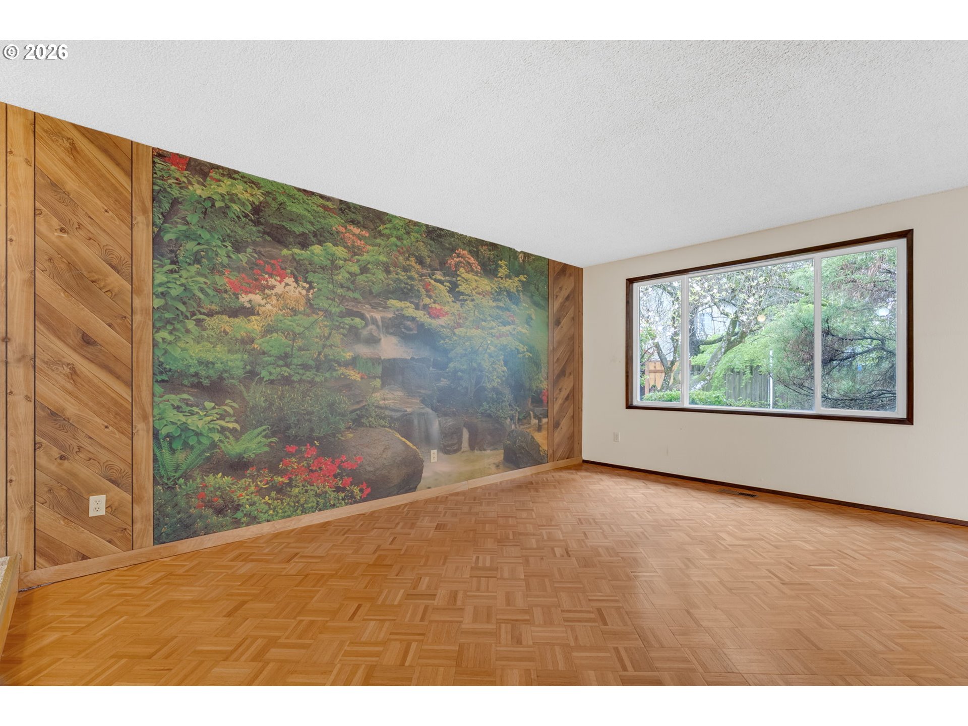 211 Southwest Royal Court Gresham, OR 97030 - Photo 6 of 37 a view interior of a house and mountain view