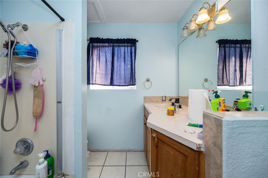 18629 Orange Street Hesperia, CA 92345 - Photo 20 of 46 a utility room with a sink a washer and dryer